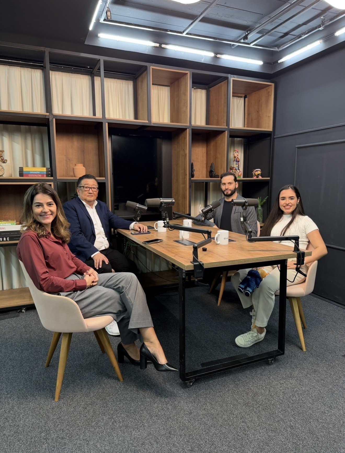 Especialistas reunidos no estúdio de gravação da Leyla School